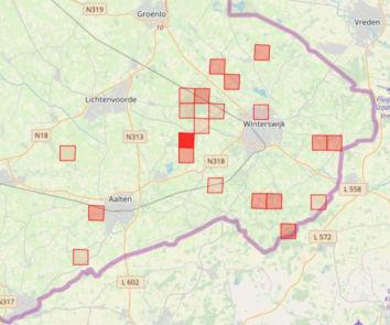 Waardplanten: Verschillende grassoorten waaronder gladde witbol, kropaar, timoteegras en kweek, die groeien op zonnige plaatsen.