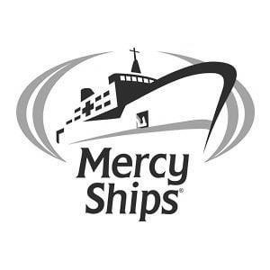 De Mercy Ships vloot wordt bemand door maritiem officieren, artsen, verpleegkundigen, onderwijzers, land- en waterbouwkundigen en vele andere vrijwilligers.
