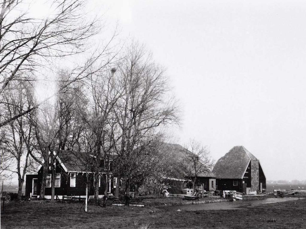 200, De Witte Troffel. De woning voor de boerderij van Visser is in 1913 gesloopt, de foto dateert van nadien. Het in 1925 gebouwde huis J.