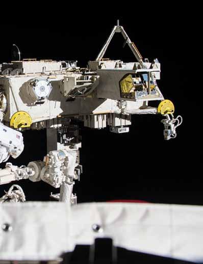 De grotendeels uit composieten samengestelde Electron raket in haar nog horizontale lanceerinstallatie. [RocketLabs] van de gebruiker de kunstmaan zich langdurig nabij het zenit bevindt (7090 km x 35.