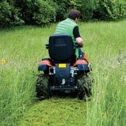 Het Hoog Gras Mulch maaidek (HGM) verandert hoge dichte begroeiing in een dunne laag mulch.