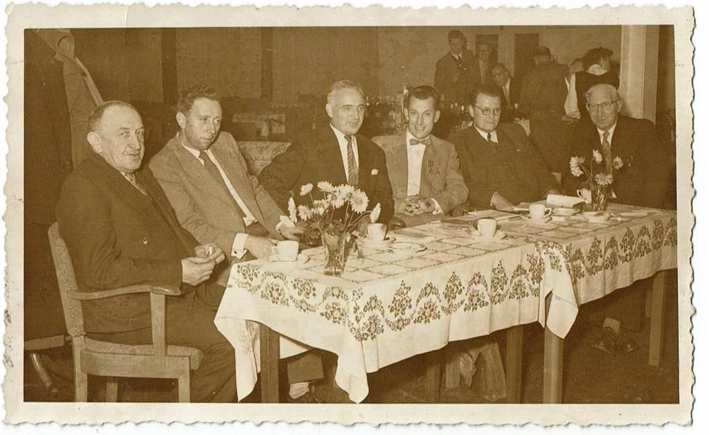 65 jaar PV Onder de Loupe Noordwijk Op 25 oktober 1951 kwamen een aantal verzamelaars in hotel de Zeeleeuw bij elkaar en werd een postzegelvereniging opgericht.