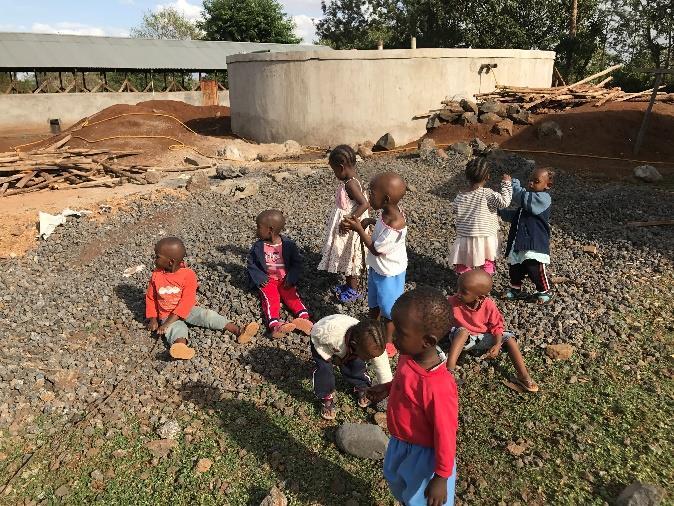 De bovengrondse regenwater opvang tank De Maktau Lodge ligt