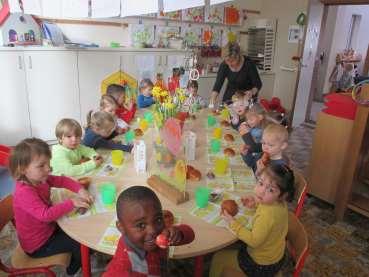 De paashaas gaf een lieve knuffel aan onze kinderen en sommigen mochten met hem op de