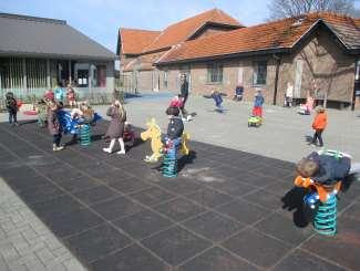 Stap 3: verkennen van de speelplaats, het schoolgebouw en een klaslokaal. Stap 4: eerste bezoek aan het eerste leerjaar. Stap 5: de kleuters spelen op de speelplaats van de lagere school.