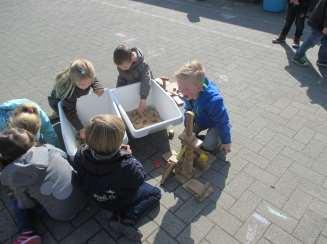 Speelplaatswerking Jonge kinderen ontwikkelen door te spelen en te bewegen. Daarom is de speelplaats een unieke plek om allerlei vaardigheden te oefenen.