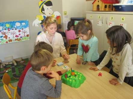 Ouders spelen mee in de klas Onze kleuterschool is een heel open school. Geregeld zetten wij onze deuren open. Zo zijn er de jaarlijkse infoavonden en oudercontacten.