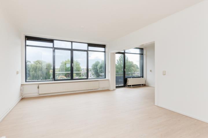 Het gehele appartement is voorzien van een mooie laminaatvloer en neutrale wand