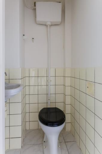 De badkamer & het toilet: De badkamer is deels betegeld en voorzien van een douche en een wastafelmeubel.