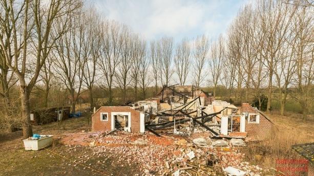 De boerderij is gelegen op de Schepperbuurt 37 in Termunterzijl, zie foto s 1. Helaas is het pand volledig afgebrand 2, 3 waardoor we behoorlijk wat vertraging hebben opgelopen.