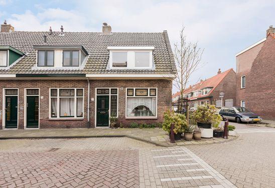 Deze straat kenmerkt zich door de diversiteit aan mensen die er wonen van gezinnen, jonge tot aan oudere stellen.