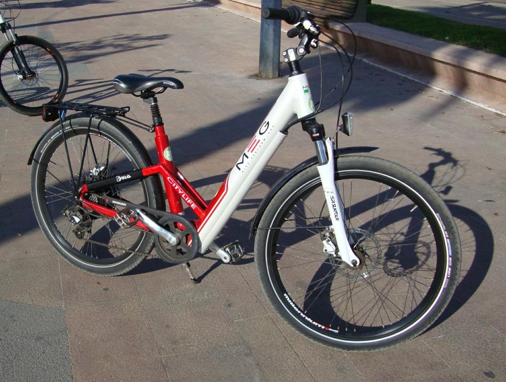 De toeslag voor een elektrische fiets is 215,- voor de gehele reis (inclusief 50,- drop off fee). De minimale lengte om gebruik te kunnen maken van elektrische fiets is 163cm.