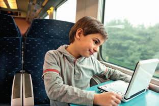 Gratis of met korting op de trein Free 4 Kids P Tot 4 kinderen jonger dan 12 jaar reizen gratis per betalende volwassene. P Zowel in 1ste als in 2de klas, zonder uurbeperking.