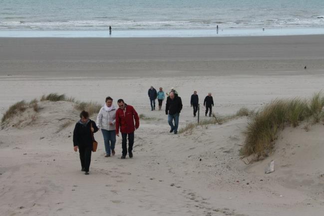 -) Komende van Westende dorp komt men net voor het binnen rijden van Middelkerke het bewuste rondpunt met links de parking Het vertrekuur is voorzien om