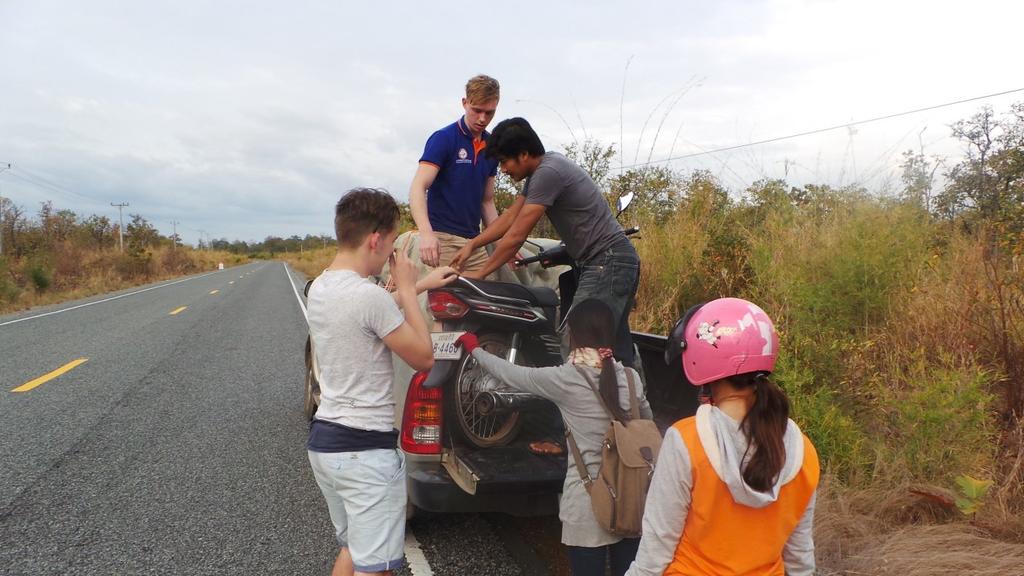 En dus wordt de brommer in de bak getild en vastgeknoopt. De jongens gaan erbij zitten en de beide vrouwen gaan mee in de auto.