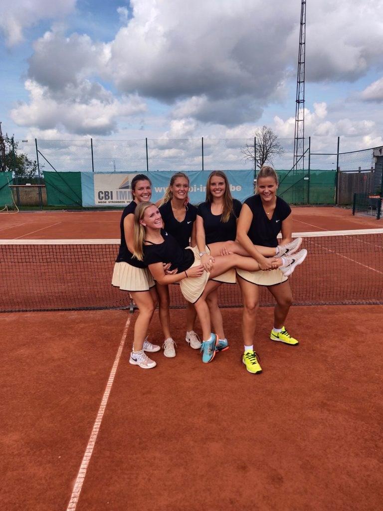 !! Dames 25p (TC De Merel) Tennis Belgisch kampioen Interclub Tennis Dames 25 punten Wij zijn 5 vriendinnen, allen jonger dan 23 jaar en hebben hard gestreden voor de titel.