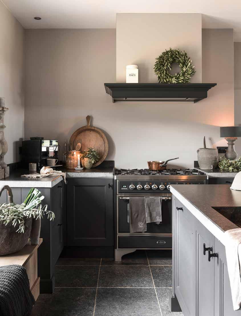 Koken doet Ingrid op een fornuis van Boretti. De keuken is op maat gemaakt. Het natuurstenen werkblad en de vloer zijn gekocht bij Hasper Natuursteen. Alle decoraties zijn van Frieda Dorresteijn.