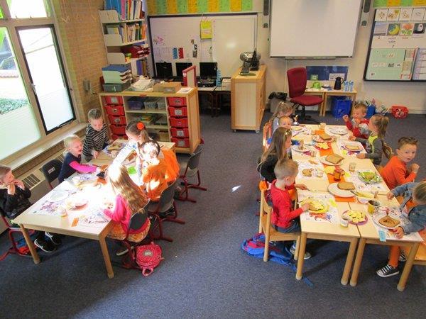 In alle groepen werd er gestart met een ontbijt in de klas.
