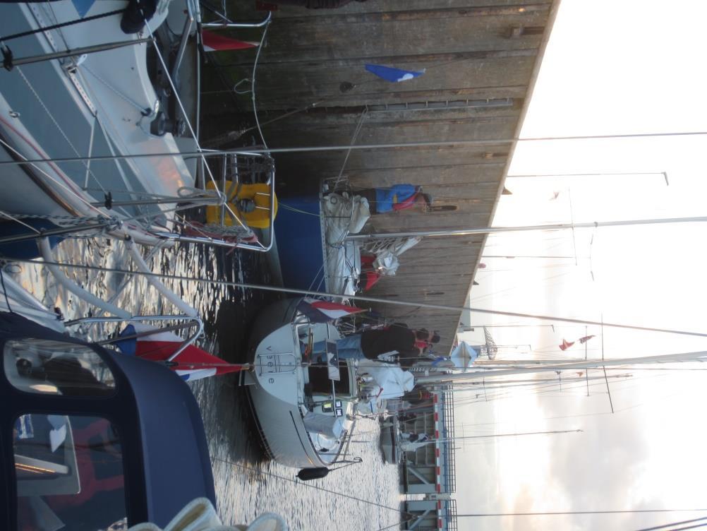 Plotseling konden we weg, maar nog niet varen: 19 uur over de startlijn was de afspraak. Maat en ik bleven als enige deelnemers achter in de zaal.