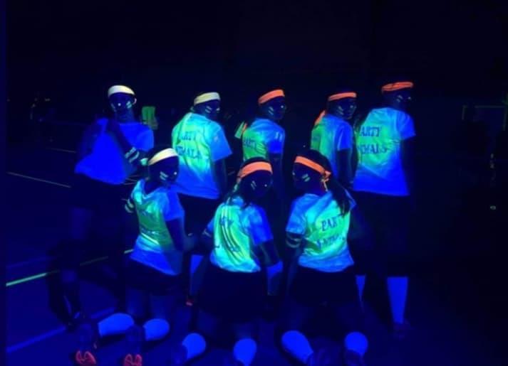 hun team deel te nemen aan een blacklighttornooi in