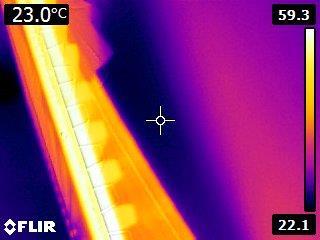 Door de warmtestraling van de radiator wordt ook de binnenzijde van de muur opgewarmd.