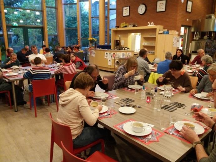 De maaltijd is rond 19.00 uur afgelopen en nadien is er nog gelegenheid om samen een kopje koffie of thee te drinken. Deze wordt geserveerd door onze barmedewerkers.