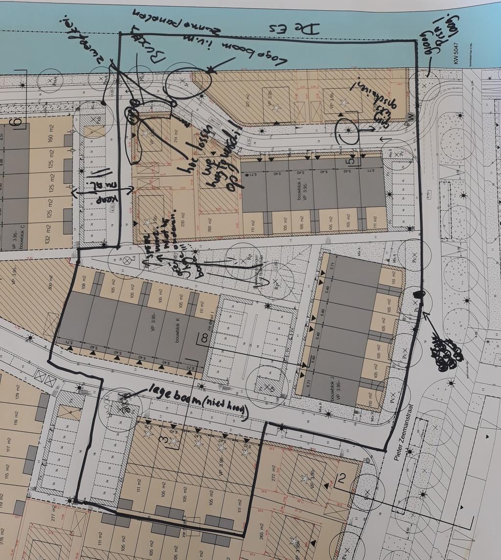 De Es 3. De parkeerhof aan het water lijkt wat krap ingericht. Bij de inrichting van de definitieve parkeervakken is rekening gehouden met het in- en uitrijden. 5.