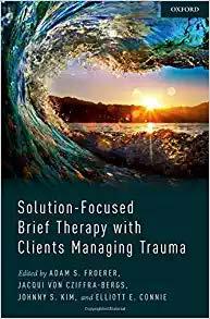 Solution-Focused Brief Therapy with Clients Managing Trauma Hulpverleners en studenten vinden dit boek zeer leerzaam als het gaat om gesprekken met cliënten met traumatische ervaringen, een positieve