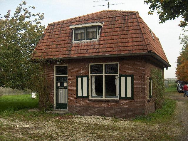 Omschrijving van de opdracht De uitvoering van een asbestonderzoek ter voorbereiding van de algehele sloop van een woning, achterliggende schuren en een kas aan de Dorpeldijk 1 te Harmelen (zie