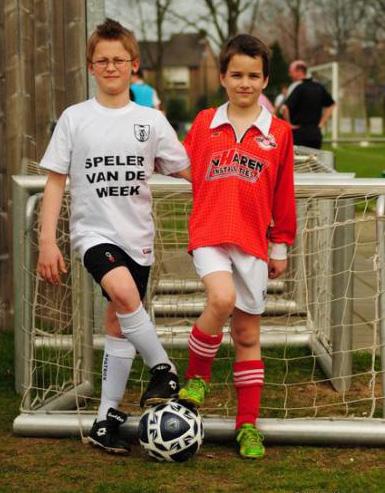 Na een rumoerige tien minuten, had Estria de wedstrijd weer onder controle. Het spel ging over en weer en een rood-wit-doelpunt lag nog in de lijn van verwachtingen.