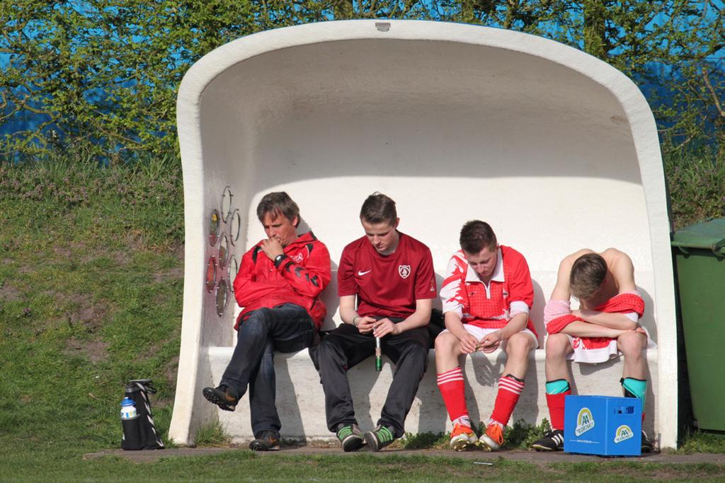 Er waren in de eerste helft nog meerdere kansen vanaf de Esterse kant, waaronder van Laura, Frederique en Kim, maar helaas gingen we met een gelijkspel de rust in.