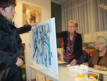 Zomaar een vrijdagavond bij de kunstuitleen. Met Vera Berns en Annie Gerritsen.