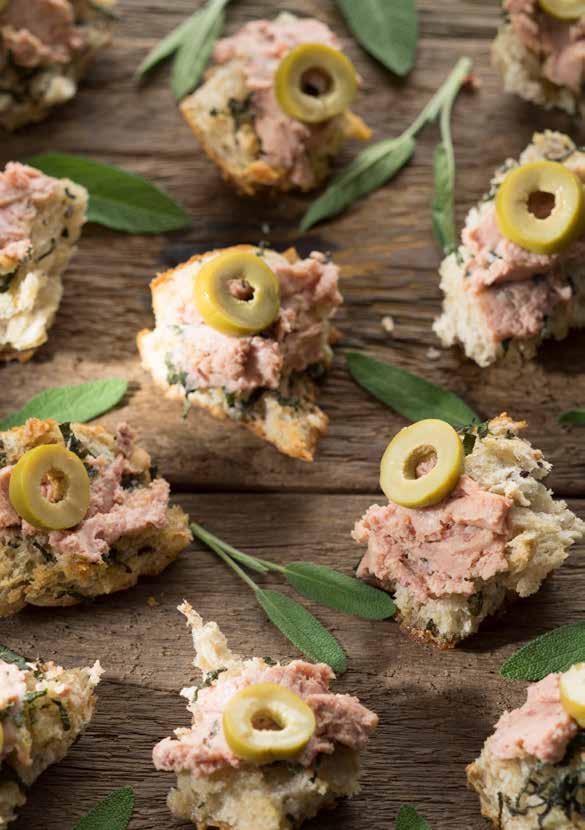 Gegrild zuurdesembrood met salie, smeerpaté en olijven Het Duroc d Olives varkensras heeft meer intramusculair vet, wat het vlees lekkerder, sappiger en malser maakt.