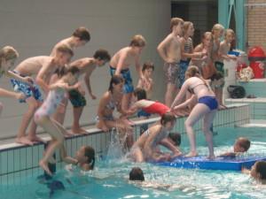 Voor de scholen die deelnemen zit, los van het inhoudelijke programma, het verschil in het feit dat nu alle groepen vijf keer naar het zwembad komen.
