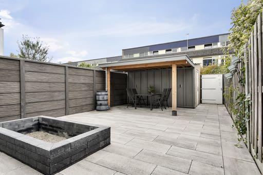 TUIN Deze woning heeft een onderhoudsvriendelijke voor- en achtertuin. De op zonzijde gelegen achtertuin is geheel bestraat en heeft een moderne border.