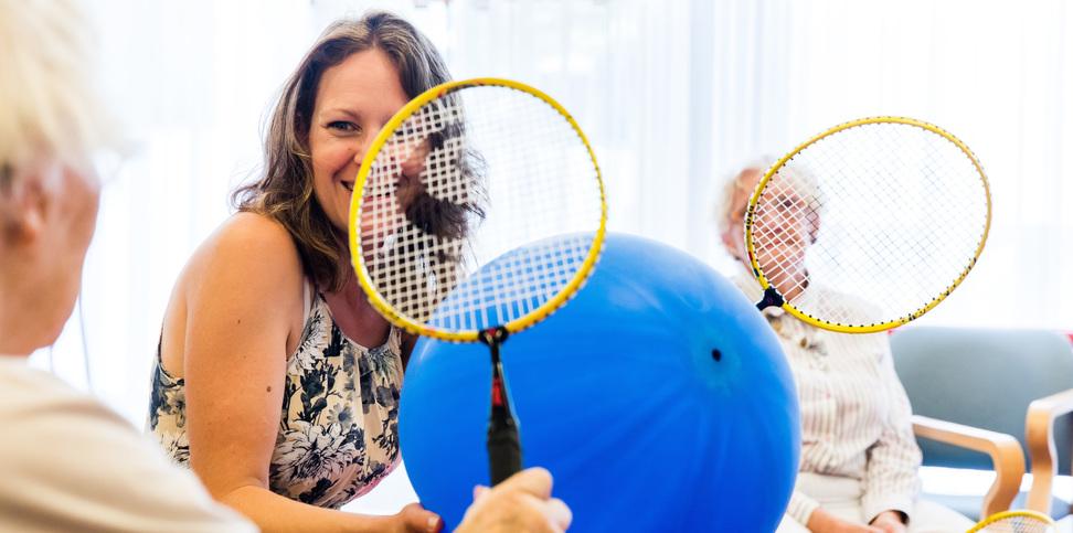 Gymvereniging. > HOGEWEY Gymvereniging We gaan met elkaar een uurtje plezierig bewegen. Dit kan met ondersteuning van muziek, met ballen, knotsen, hoepels of andere attributen.