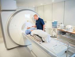 Hersenonderzoek Bij onderzoek naar de ontwikkeling van de hersenen kan de structuur van de hersenen bekeken worden met een Magnetic Resonance Imaging (MRI) scanner.