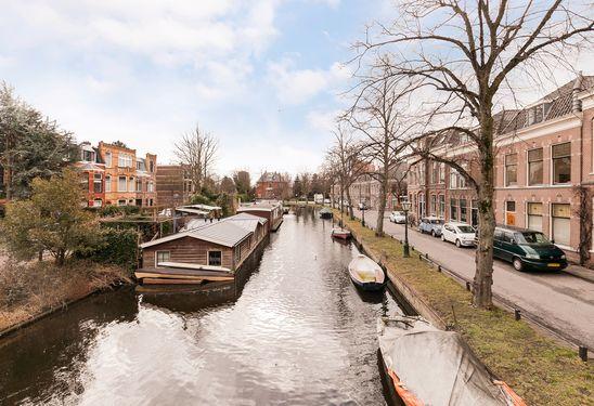 loopafstand van het historische centrum van Leiden met zijn mooie grachten,