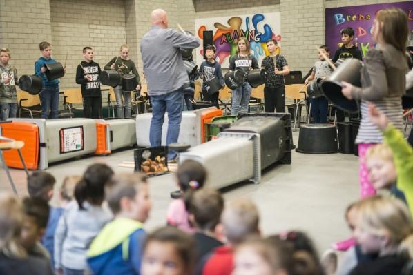 Sinterklaas Dinsdag 5 december komt Sinterklaas weer op school, als alles onderweg meezit Hoewel alle cadeautjes eerst overboord sloegen op zee, heeft Sinterklaas toch gelukkig weer voor alle