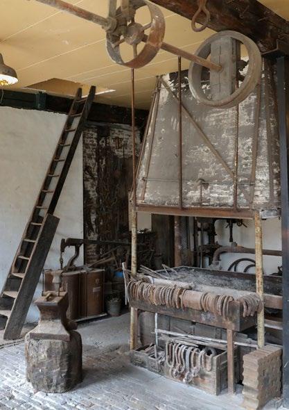 In de mooi gerestaureerde smederij staan nog verschillende oude apparaten. Een paar jaar geleden is het installatiebedrijf van de Paauw gestopt.