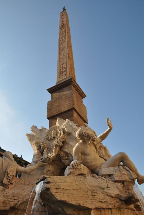 De fontein bevat vier beelden die ieder verwijzen naar vier grote rivieren: de Donau, de Ganges, de Nijl en de Rio de la Plata.