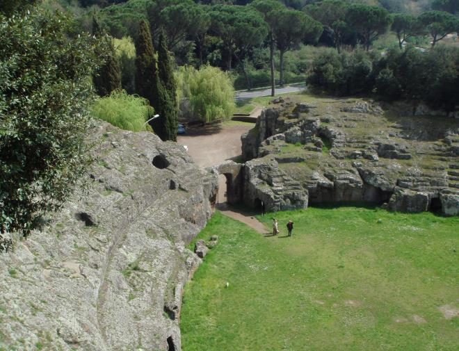 Aangekomen in Sutri, ook wel de wachtkamer van Rome, lunchen we bij een lokale familie. Na de lunch wandelen we naar het historische centrum van Sutri.