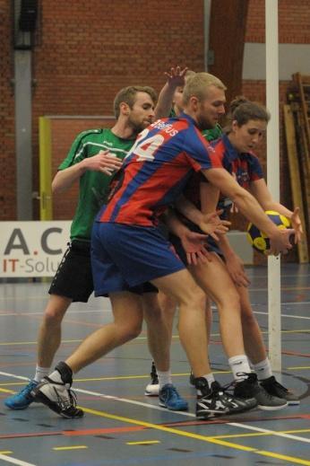 Johan Moons en Lars Mattheyses zorgden voor de 5-6 en na een nieuwe gelijke stand ging Sikopi rusten met een 7-9-voorsprong, dankzij goals van Johan