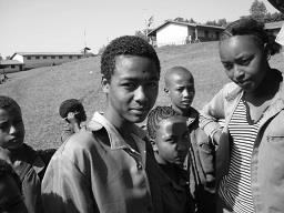 Op de St. Michaëlschool in Addo, ongeveer 650 km van de hoofdstad Addis Abeba, zitten veel kinderen uit de verre omtrek. Vaak moeten de kinderen kilometers lopend afleggen om de school te bezoeken.