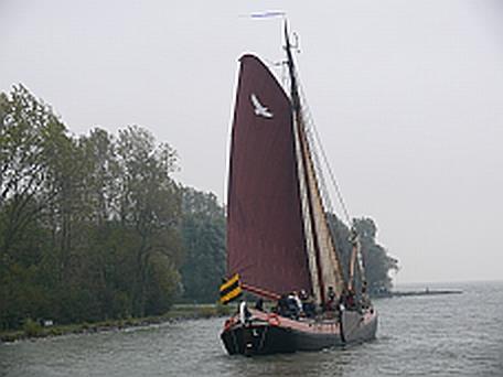 NOTULEN 2E SCHIPPERSVERGADERING BEURTVEER 16.00 UUR AB FRISIUS VAN ADEL Aanwezig schip schipper 1. Avontuur 1-mast Boudewijn Ridder 2. Avontuur 2-mast Tom Lamsma 3. Bruinvisch Cees Dekker 4.