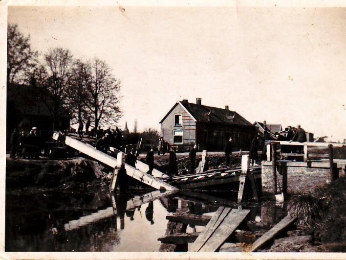 6 Jan Houtman Jan Houtman Op 17 november 1944 fietst Jan Houtman met Dick Doevelaar door de dopsstraat in Lemelerveld.