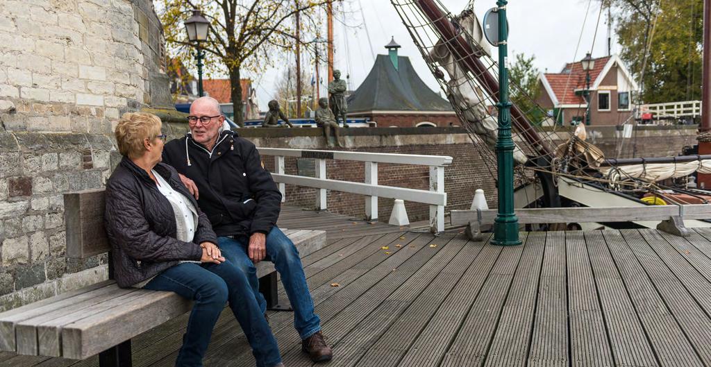 Een vrijwilliger die naast u staat Zoekt u iemand Om mee te praten? Om samen wat leuks te doen? Om koffie te drinken, een spelletje te doen, te wandelen of te knutselen?