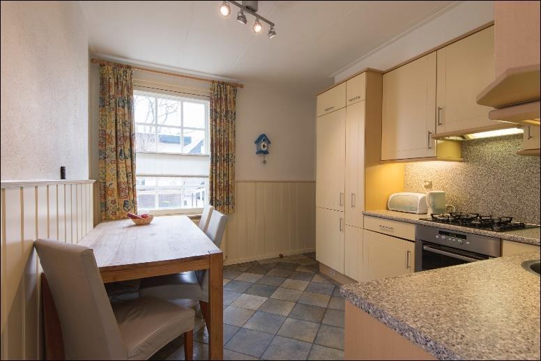 Vervolg indeling: Vanuit de woonkamer is de keuken (13 m 2 ) bereikbaar, die aan de linkerzijde van de woning ligt.