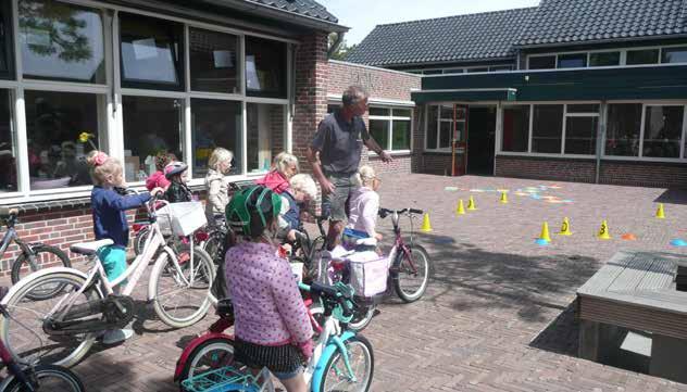 Zoals op de fiets voorrang verlenen, oversteken op zebrapaden, gordelgebruik in de auto en spelen in de woonwijk.