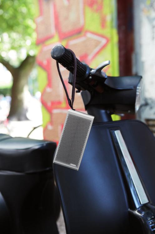 Loewe klang m1 Loewe klang m1 - de draagbare speaker voor elke bluetooth-geluidsbron - is behoorlijk stylish met zijn handgreep van echt leer en zijn gecoate stevige roestvrijstalen behuizing die